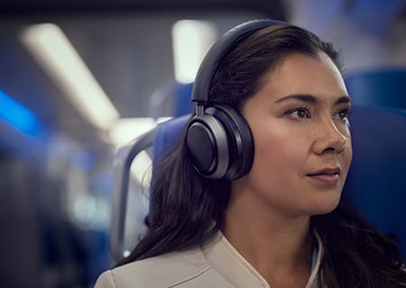 Sieviete bauda trok&scaron;ņu slāpē&scaron;anas Pro+ ar Philips L4 austiņām