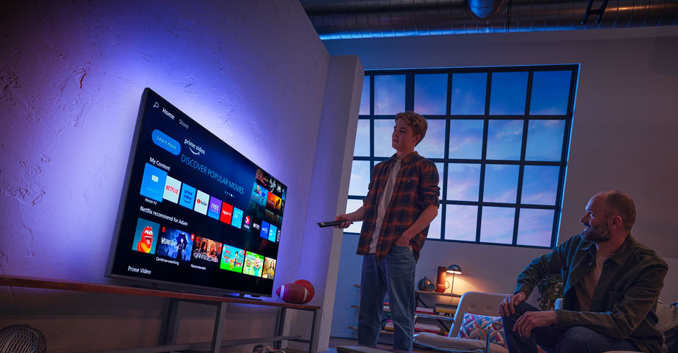 Divi vīrie&scaron;i mijiedarbojas ar Titan OS