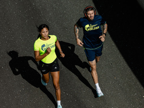 Divi skrējēji cen&scaron;as atrauties no &ldquo;ķērējma&scaron;īnas&rdquo;.