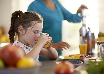 Meitene ar sulu spiedi
