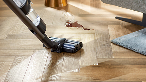 Philips&nbsp;AquaTrio 9000.&nbsp;sērijas sausās un mitrās uzkop&scaron;anas bezvadu putekļsūcējs satīra vēl vairāk mitru un sausu netīrumu.