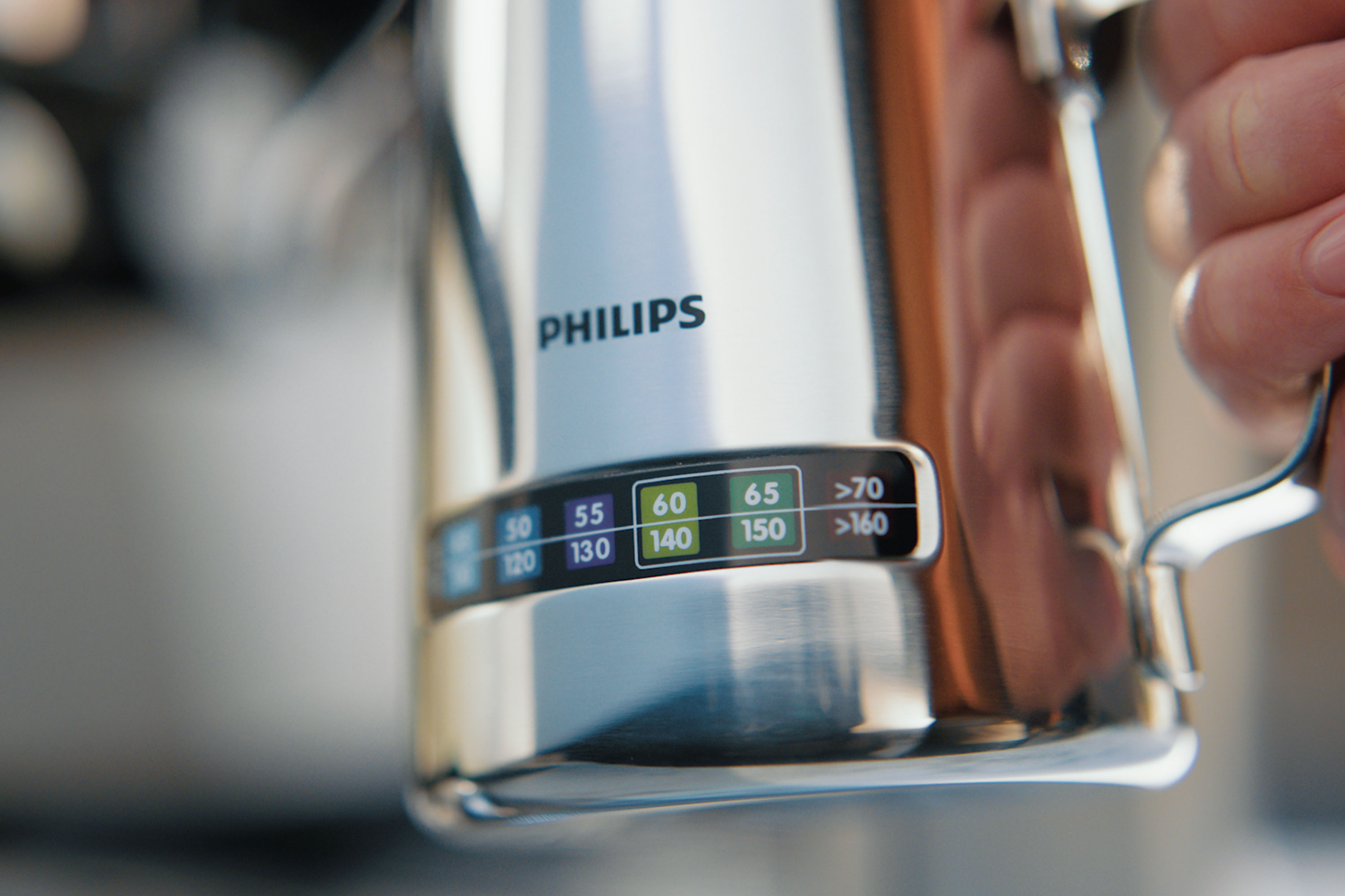 Saputojiet pienu piena krūzē