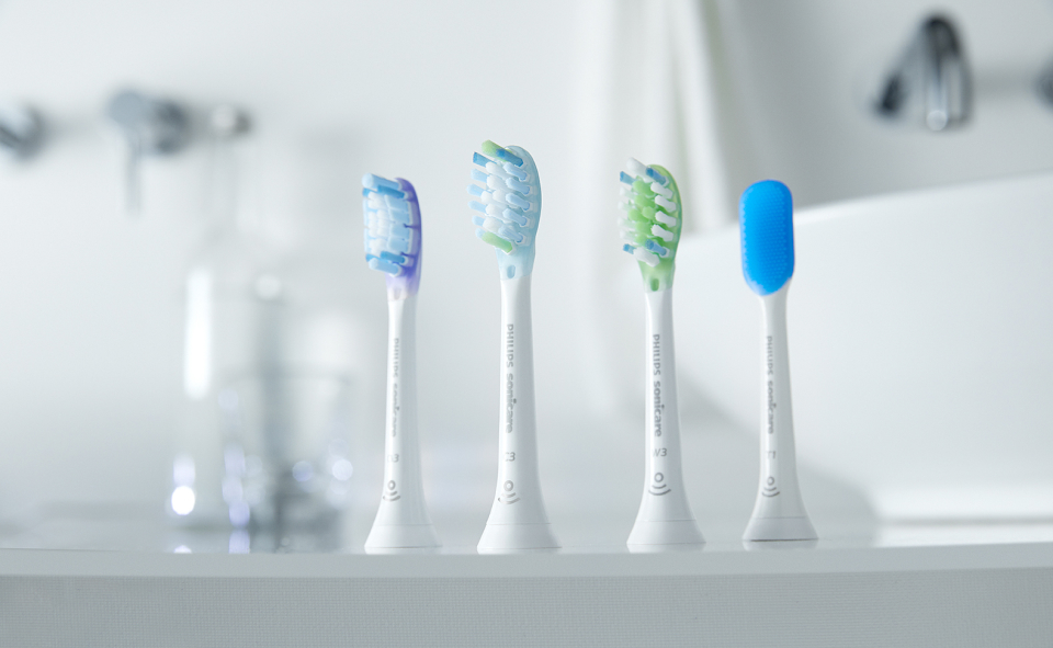Zobu tīrī&scaron;ana ar elektrisko zobu birsti