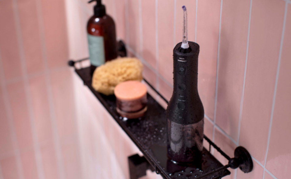 Czarny irygator do czyszczenia aparat&oacute;w ortodontycznych 